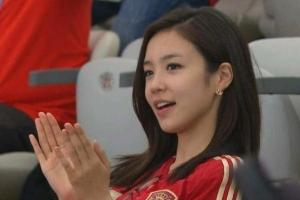 吧友们还记得吗？韩国女主持继续报道世界杯，12年前她曾一笑走红-km