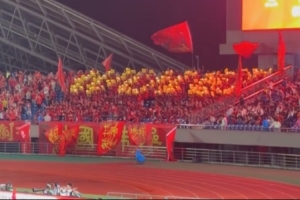 国足vs泰国第7分钟现场球迷高喊武磊，并拼出“Wu Lei”的字样