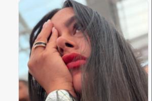 不开心！巴拉圭完败，“巴拉圭乳神”晒捂眼自拍照：-80