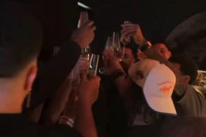 说到大家心坎里了！布伦森举杯敬酒高呼：法克文班！众人齐声附和-jt